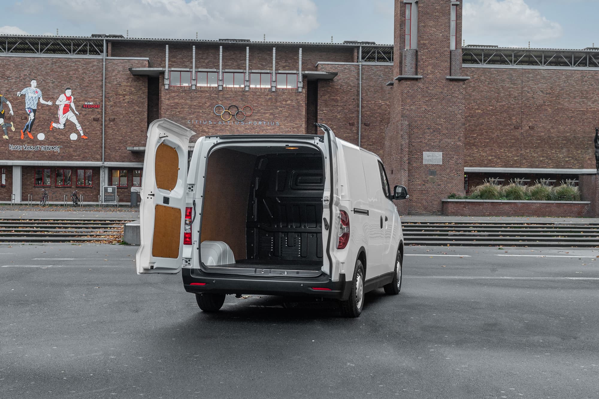 Maxus eDeliver3 PV Wit bij industriegebouw opendoor