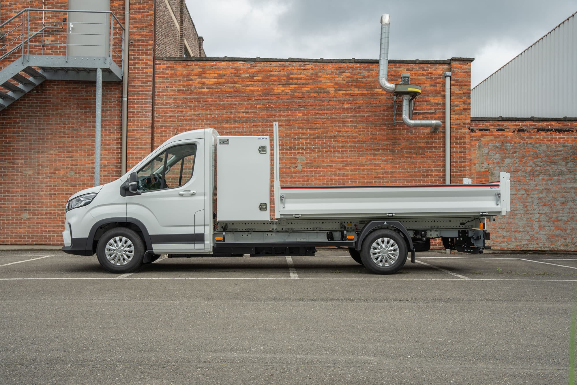 Maxus eDeliver3 Chassis Cabine Kipper zijaanzicht