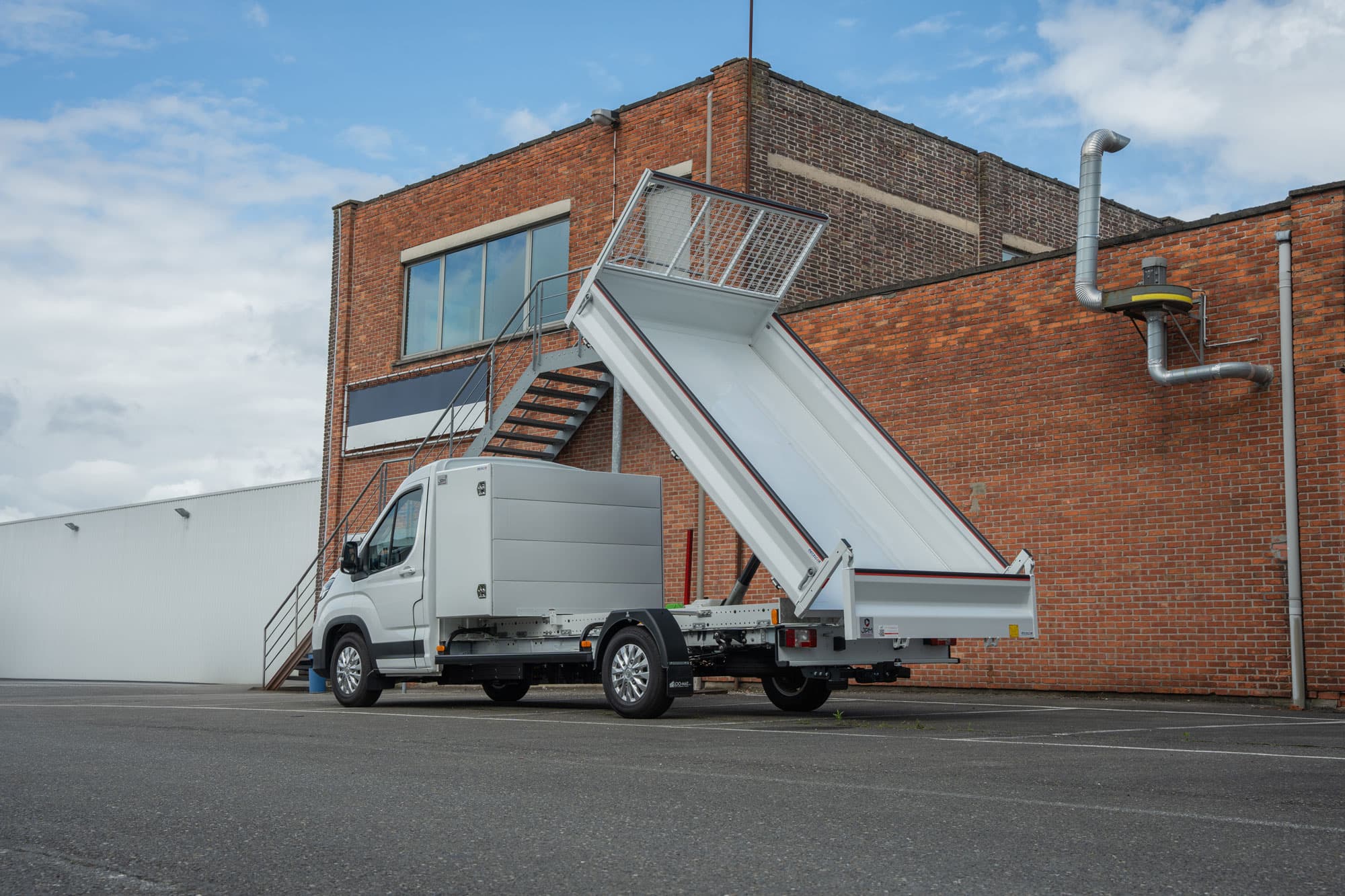 Maxus eDeliver3 Chassis Cabine Kipper achterzijaanzicht