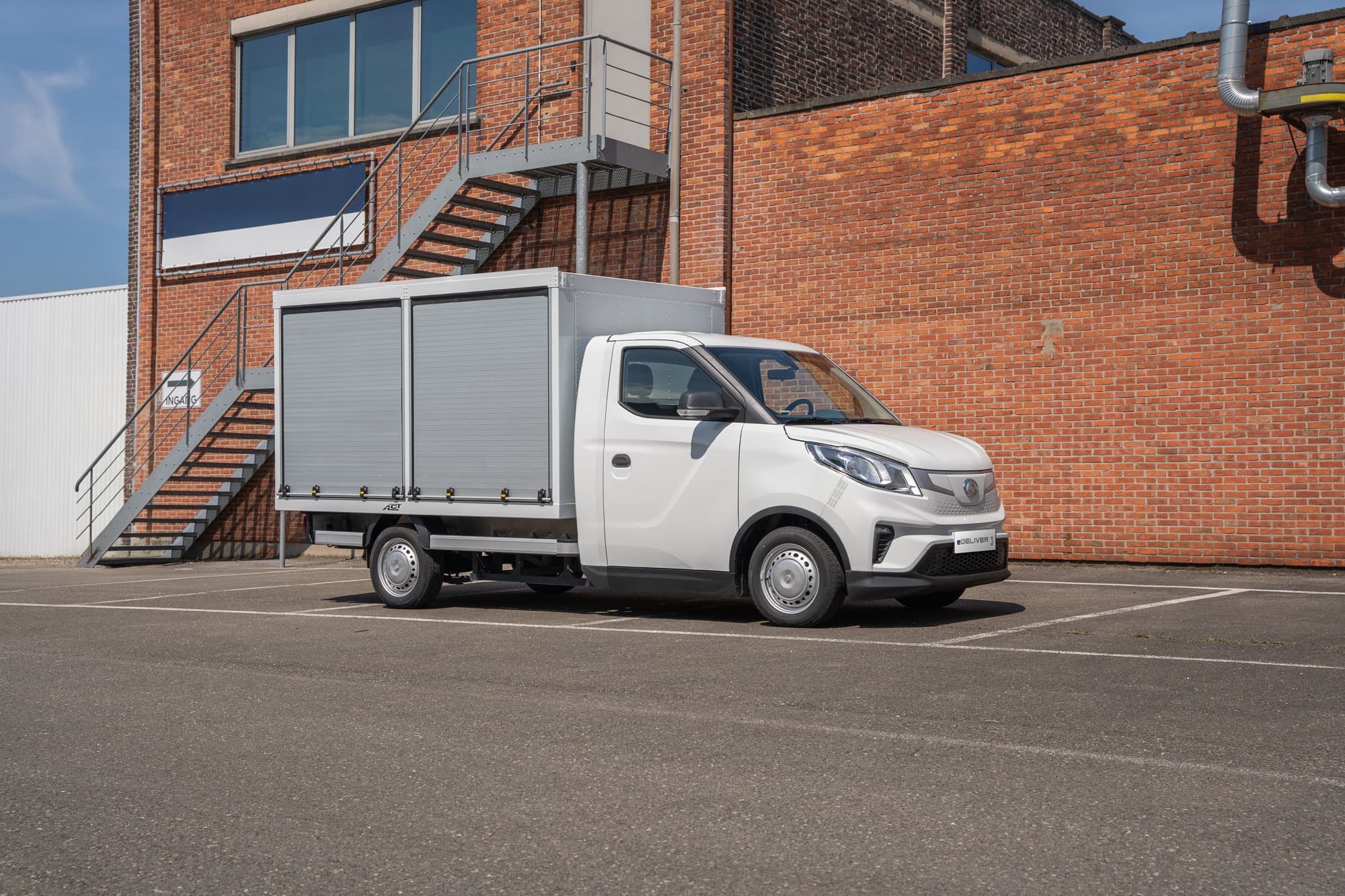 Maxus eDeliver3 Chassis Cabine Rolluikast voorzijaanzicht