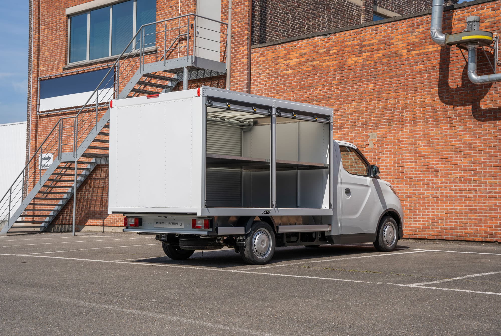 Maxus eDeliver3 Chassis Cabine Open Rolluikast achterzijaanzicht