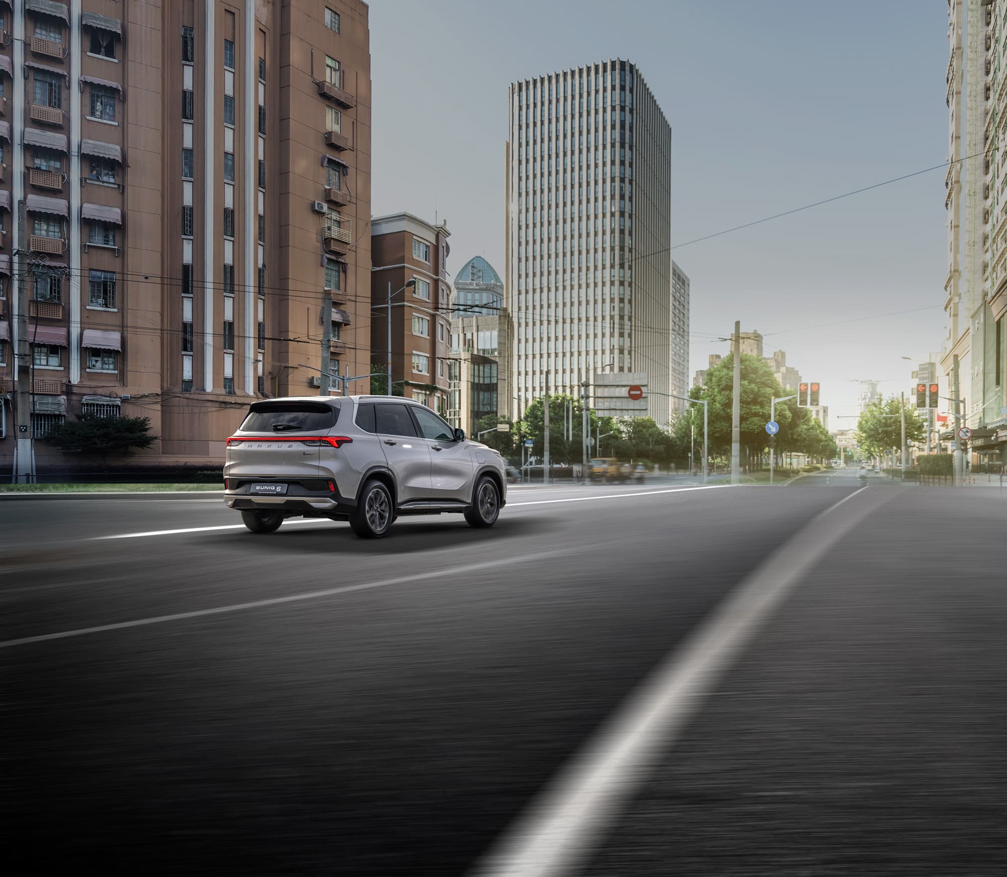 Maxus eUNIQ6 Zilver achteraanzicht stadsomgeving