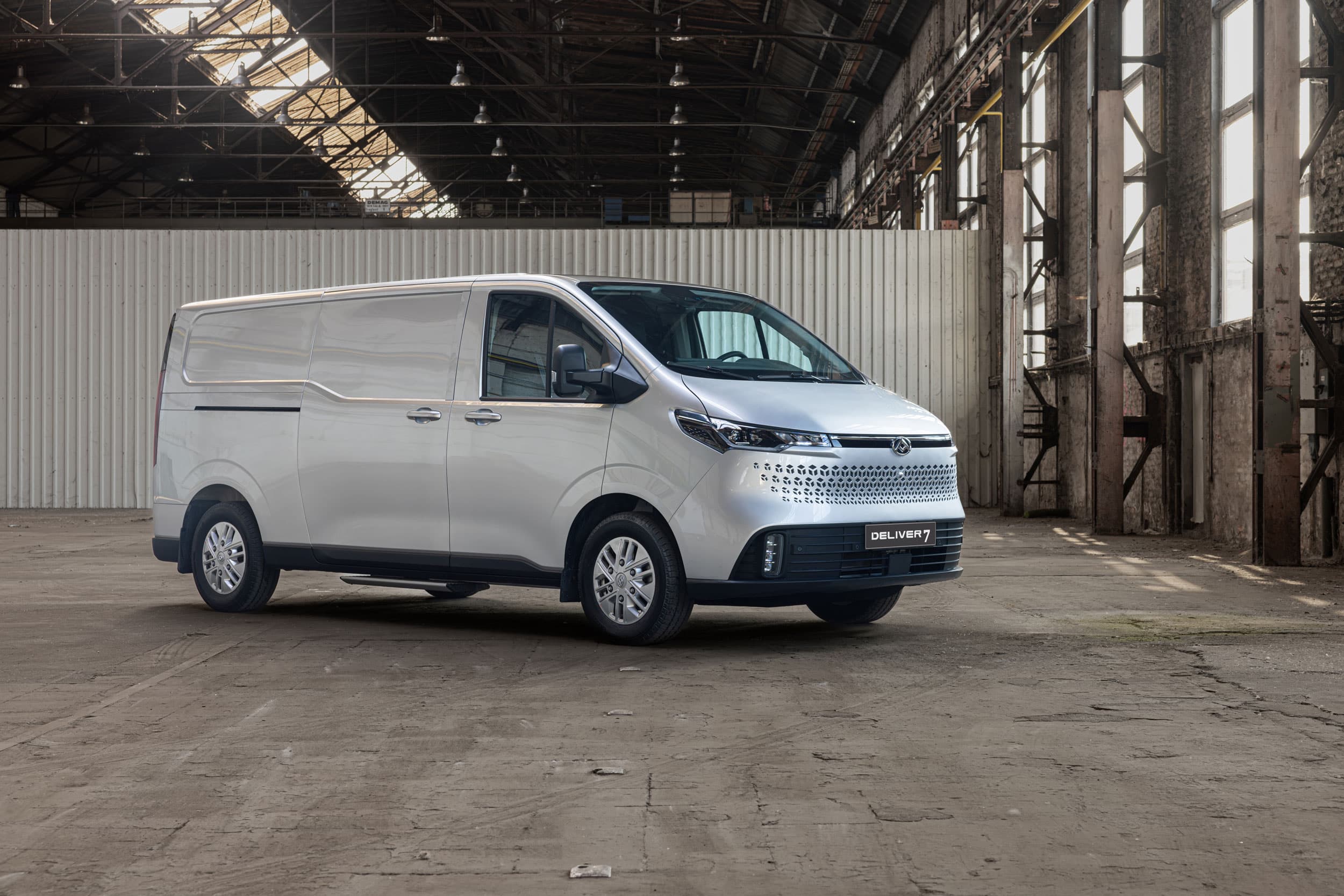 Maxus Deliver7 sideview right in warehouse