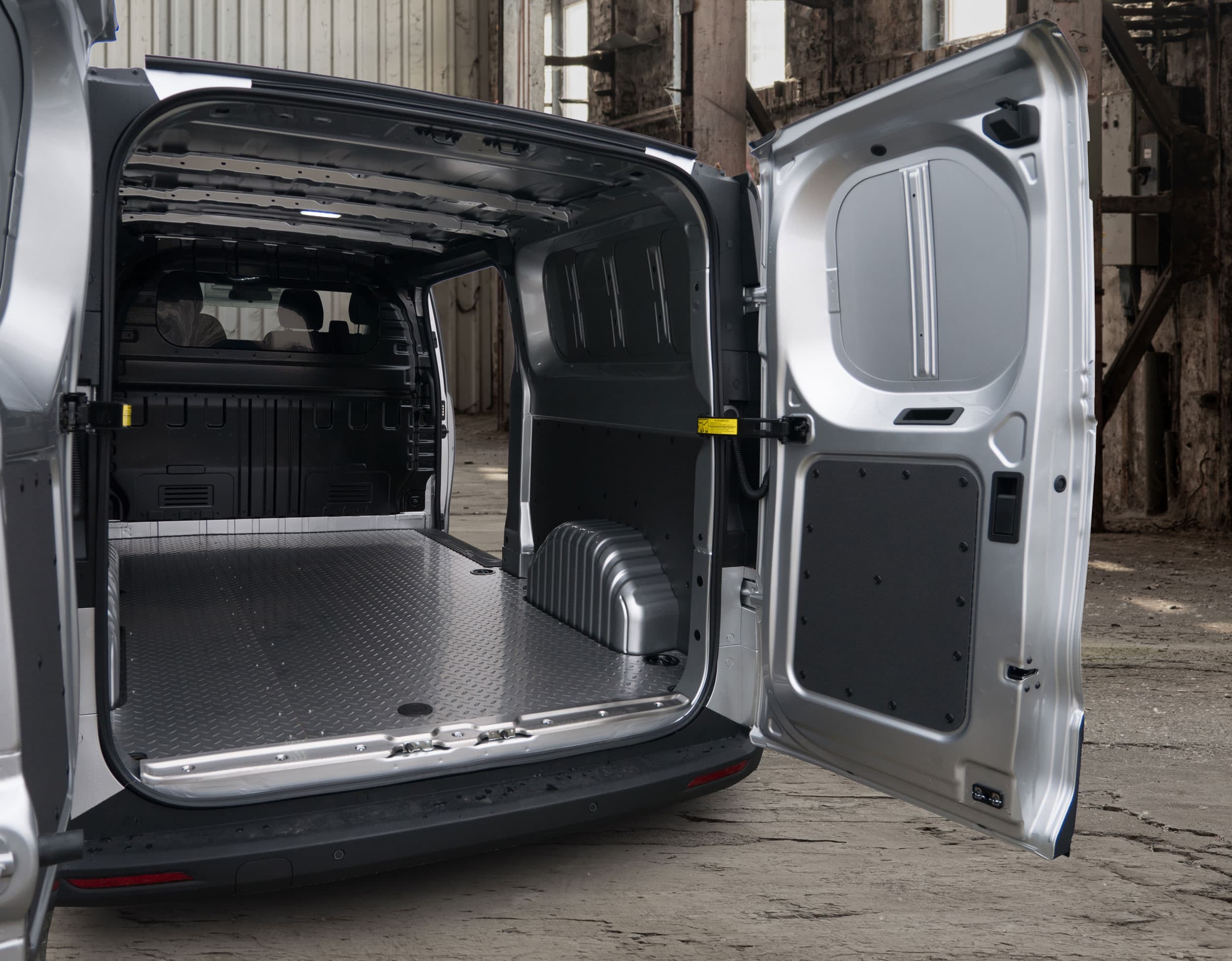 Maxus Deliver7 interior back open doors
